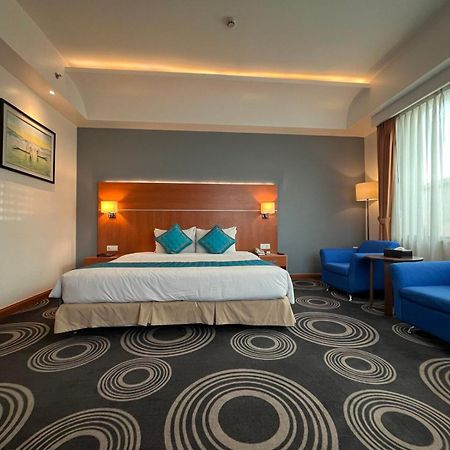 Ritz Grand Hotel Мандалай Екстер'єр фото