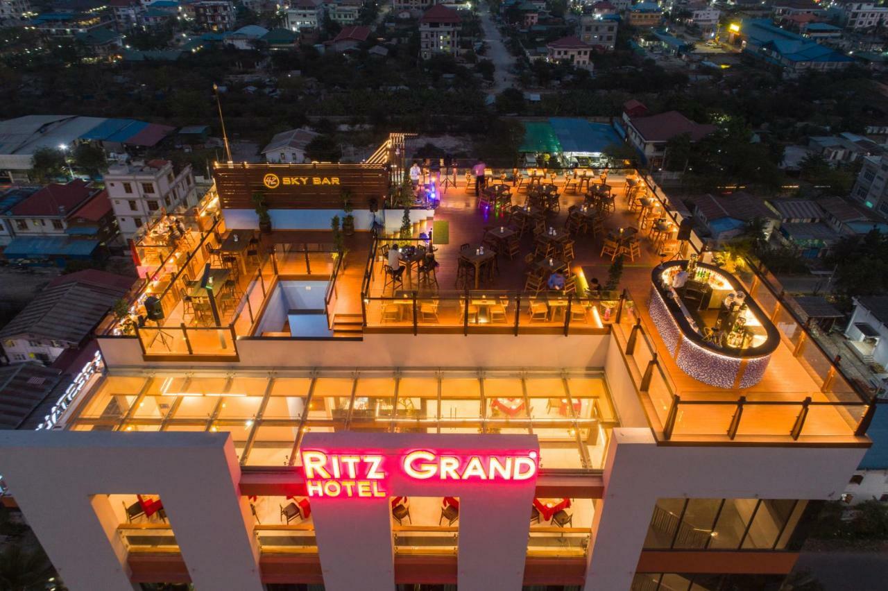 Ritz Grand Hotel Мандалай Екстер'єр фото